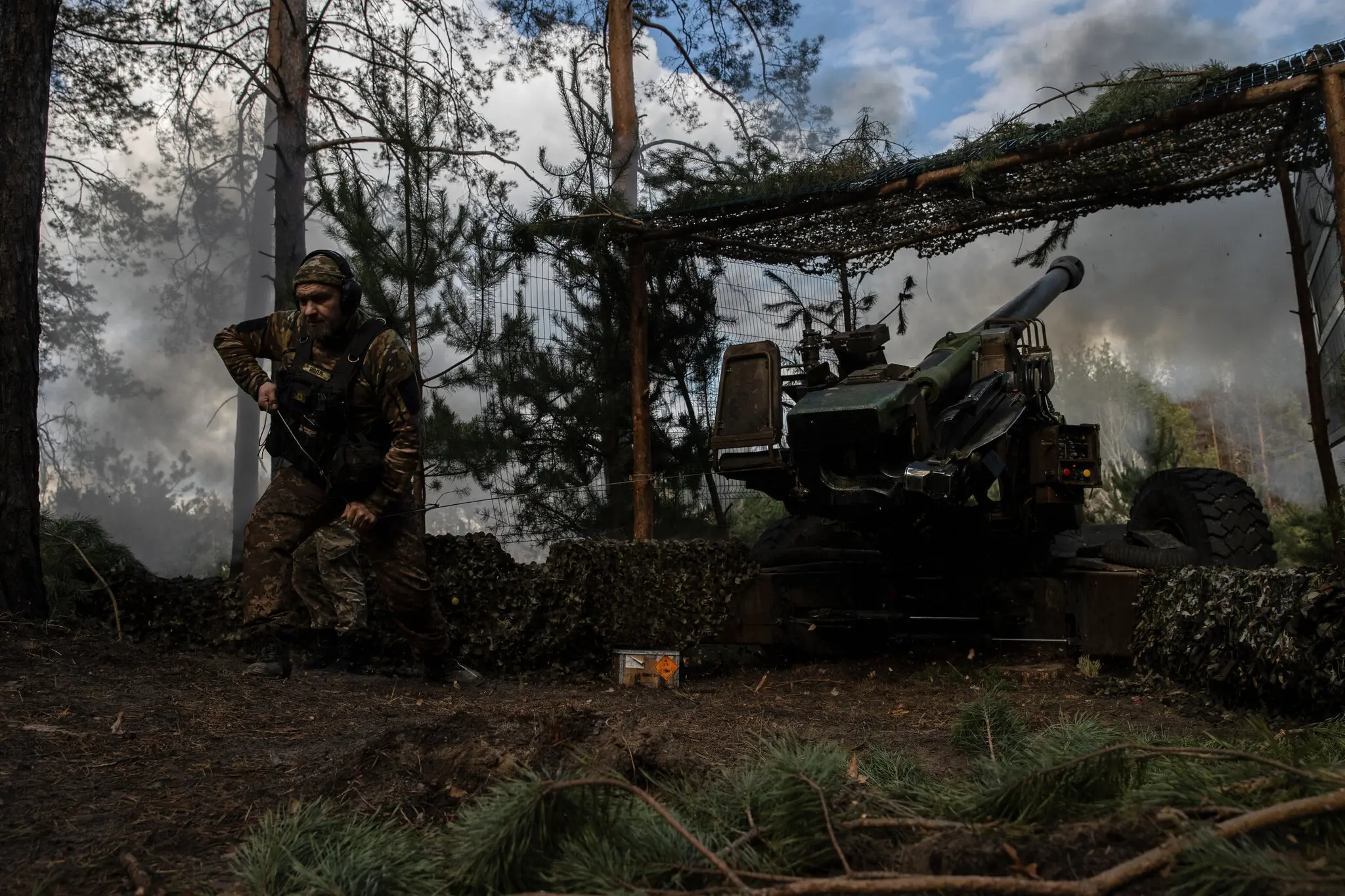 Боєць 45-ї окремої артилерійської бригади ЗСУ обстрілює позиції росіян у Донецькій області в березні.